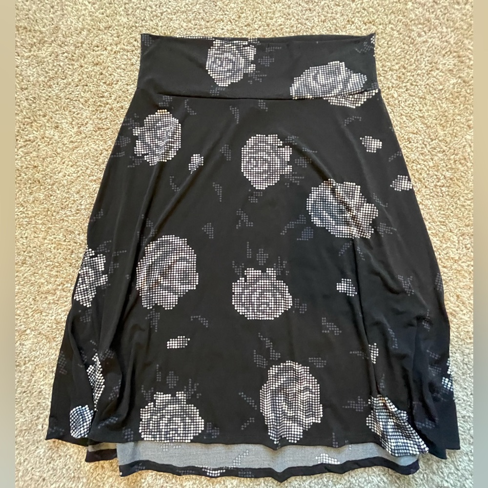 Lularoe skirt in black with gray and white dot design roses size 2XL